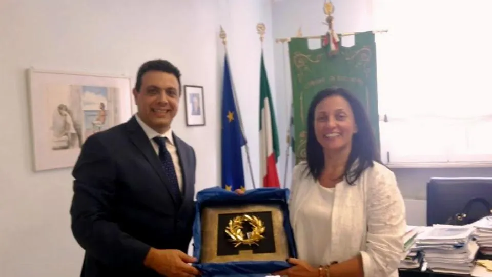 la consegna della targa
