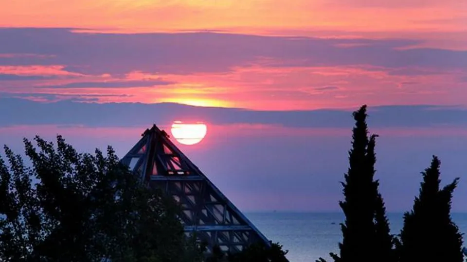 La piramide al tramonto