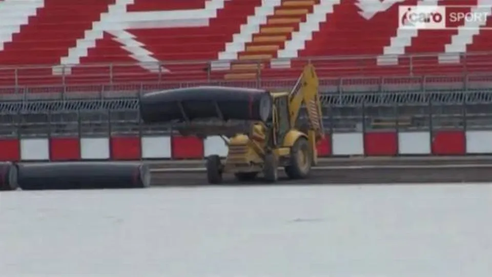 I rotoli posizionati a bordo campo
