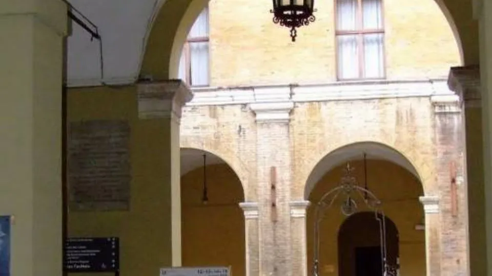 Il chiostro della Biblioteca, sede della cineteca