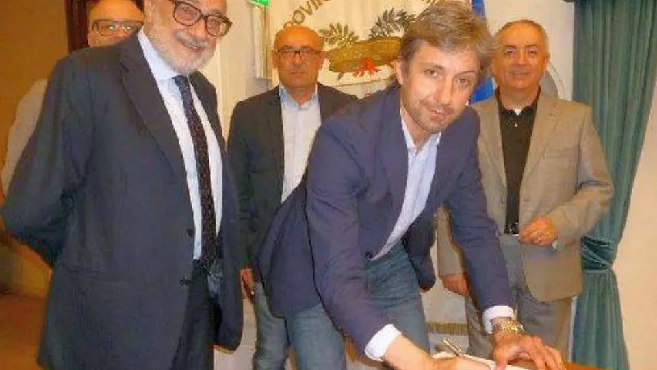 il sindaco firma la proposta di legge
