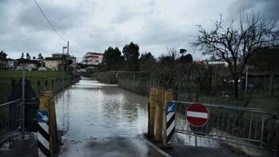 Il ponticello di San Lorenzo chiuso questa mattina per allagamento