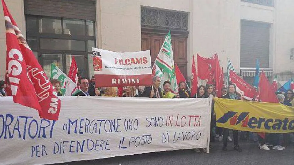 i dipendenti riminesi della Mercatone Uno alla manifestazione di Roma