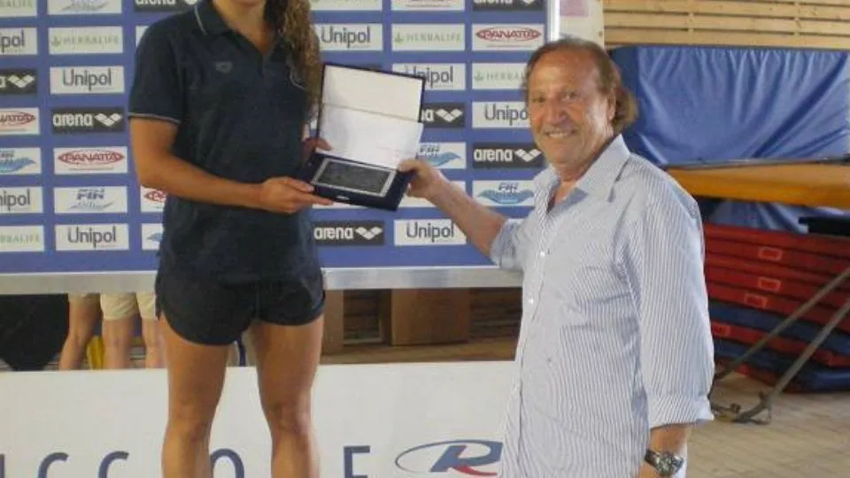 Elisa Celli premiata dal vicepresidente della PolCom, Giorgio Gori, per la miglior prestazione tecnica

