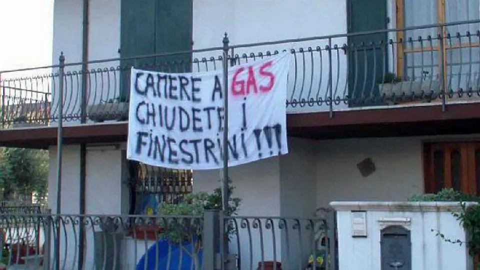 uno degli striscioni di protesta a Santa GIustina

