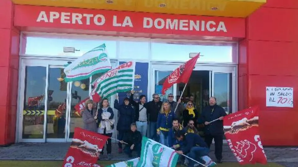 Il presidio davanti al punto vendita di Rimini Nord