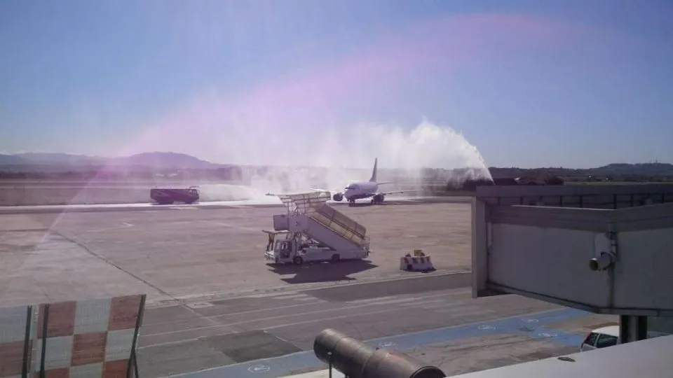 per l’aereo anche il rito benaugurante del “battesimo dell’acqua”