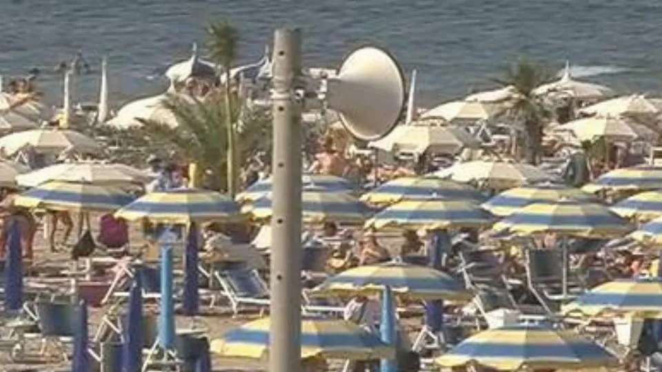 un altoparlante in spiaggia