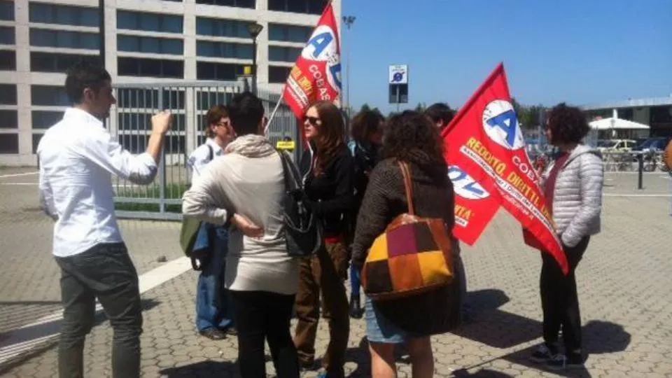 Il presidio ADL davanti al tribunale

