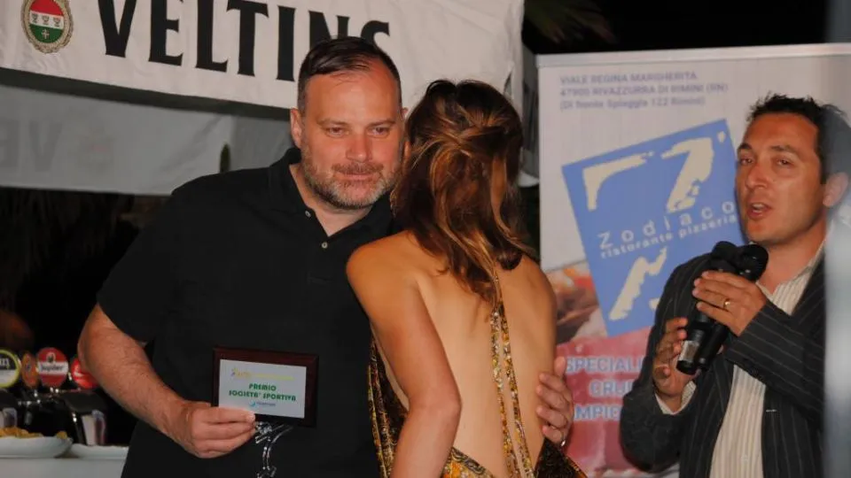 La consegna della targa al presidente del Rimini, Fabrizio De Meis
