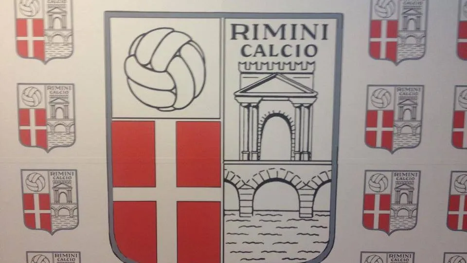 De Meis e Palmas mostrano una bandiera storica con il nuovo stemma del Rimini (Silvia Pedini)