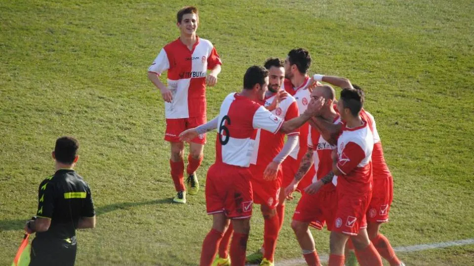 Pera abbracciato dai compagni dopo il gol (Pedini)
