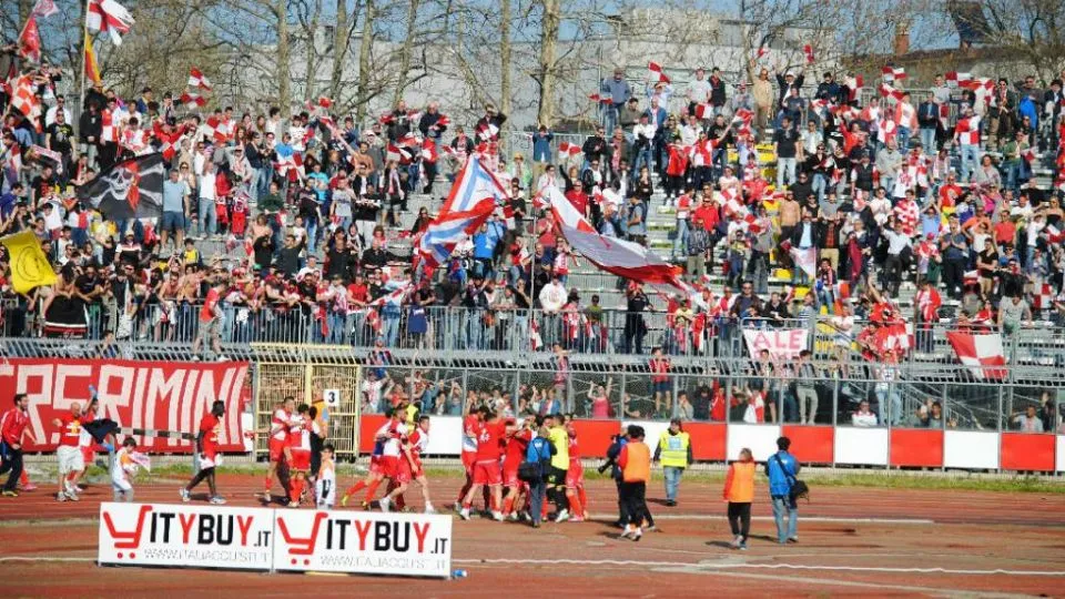 La festa sotto la Curva per il gol di Torelli (Pedini)