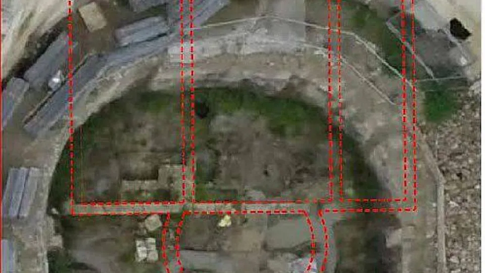 la cavea polettiana del Teatro Galli, in tratteggio le mura della basilica paleocristiana