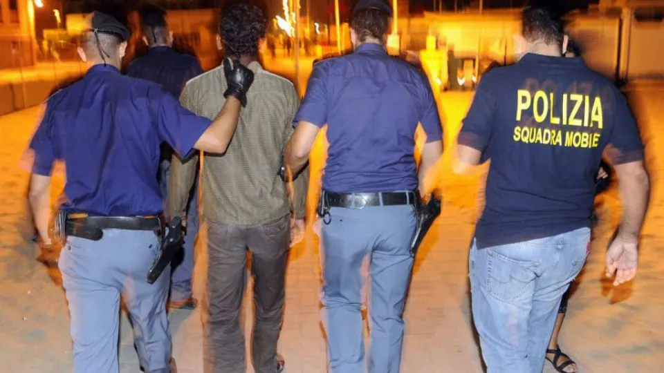 La polizia in spiaggia  (repertorio)
