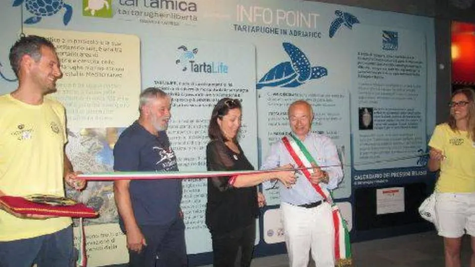 taglio del nastro dell’infopoint