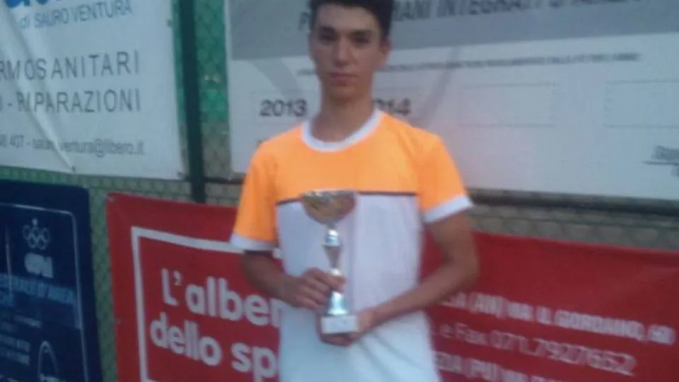 Paolo Mazzavillani con il trofeo conquistato a Senigallia