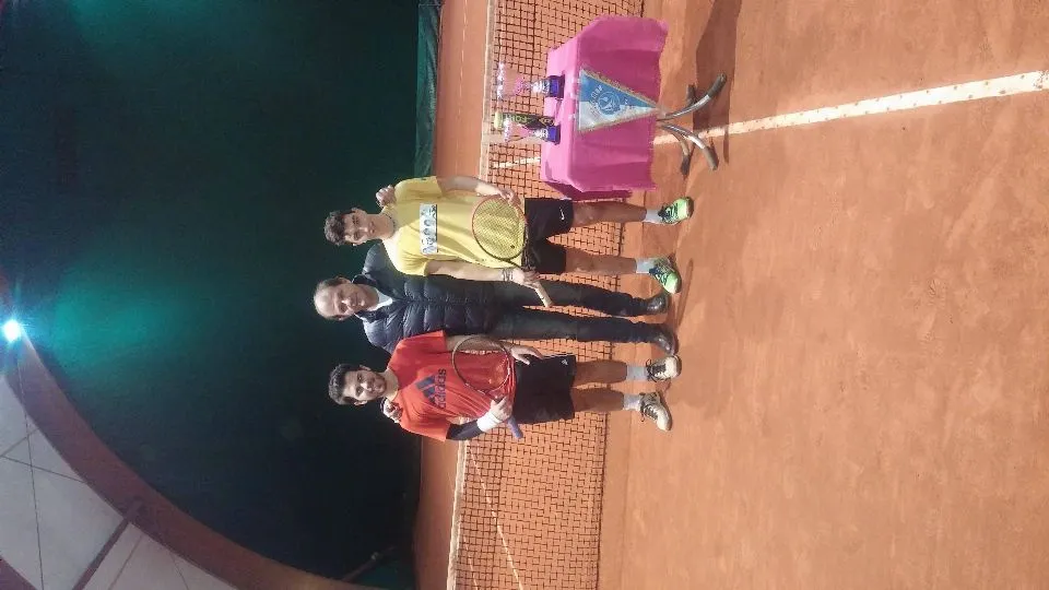 I finalisti del torneo del Tc Riccione, da sinistra Andrea Casali, il dirigente Franco Stefano ed Alessandro Marcantoni