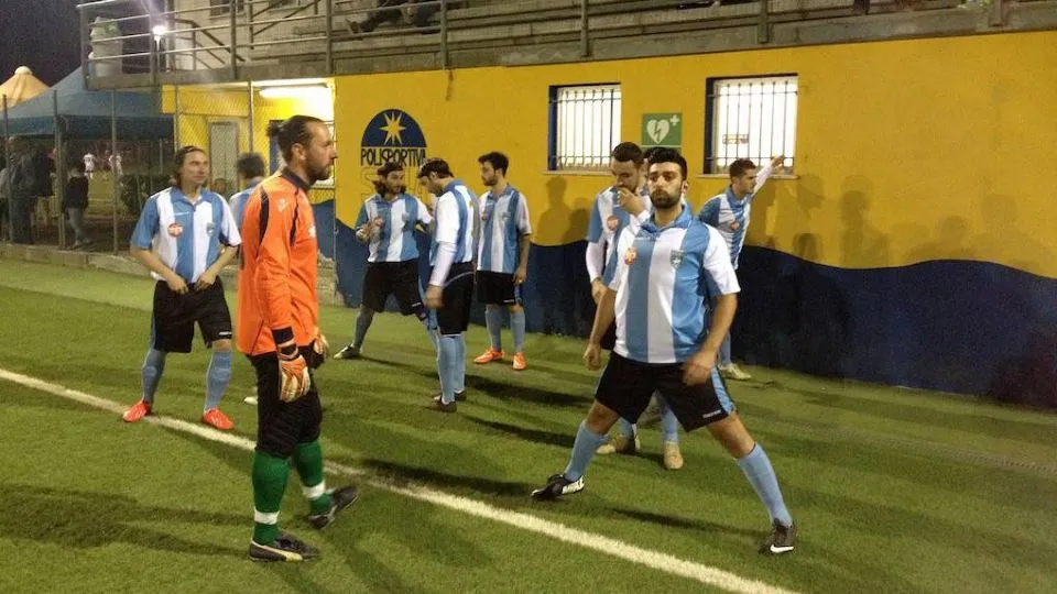 la formazione dell’Unione Calcio Riccione prima dell’ingresso in campo.