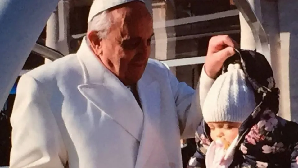 Una delle bimbe benedette da Papa Francesco