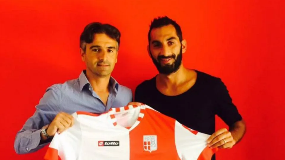 Luigi Della Rocca posa con la maglia a scacchi insieme al DS biancorosso, Ivano Pastore