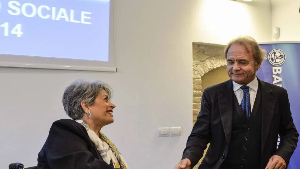 Il presidente di Carim Sido Bonfatti con la presidente di Volontarimini Laura Ciavatta