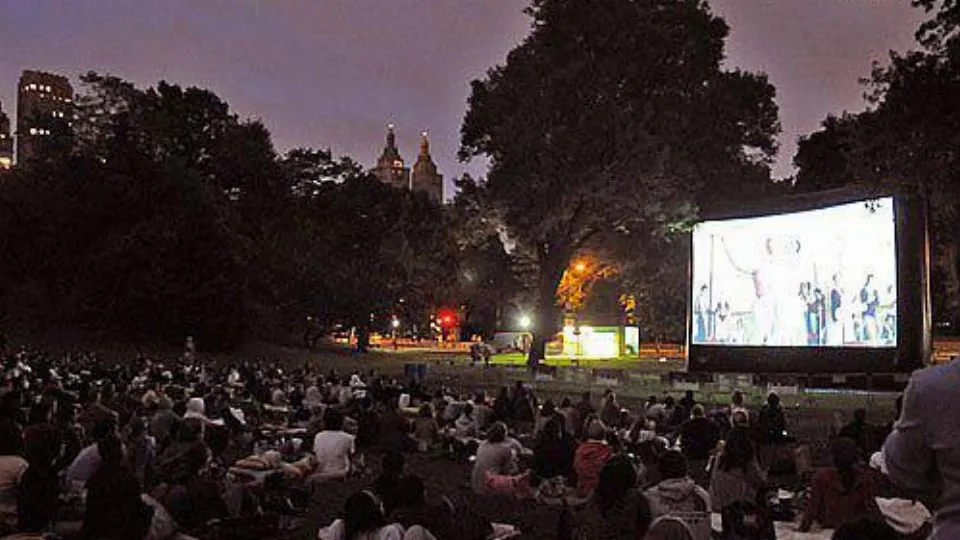 Rimini come Central Park, seduti sull’erba a guardare un film
