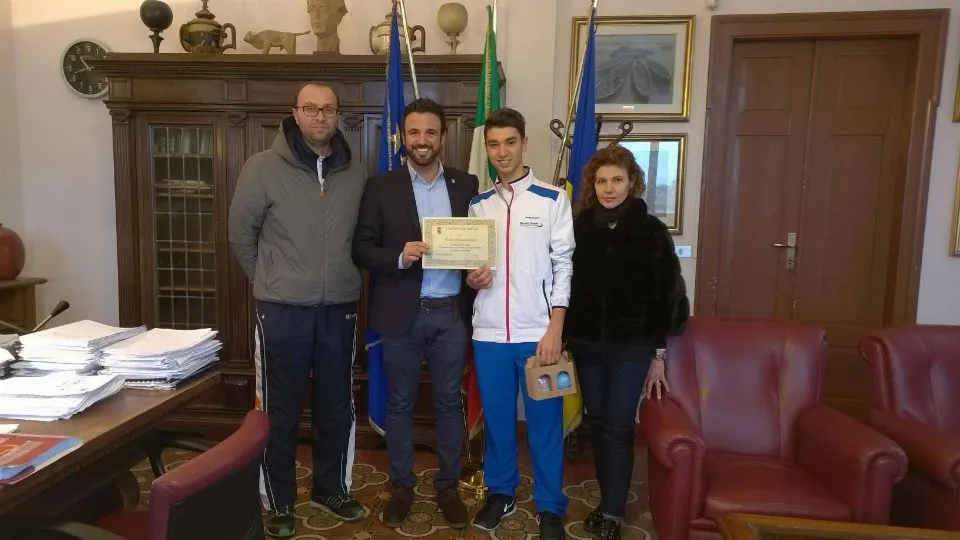 Paolo Mazzavillani premiato dal sindaco Luca Coffari