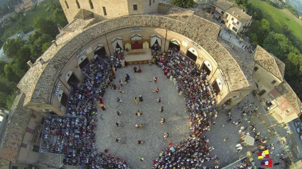 La piazza di Mondaino dove si svolgono le rappresentazioni del palio del daino