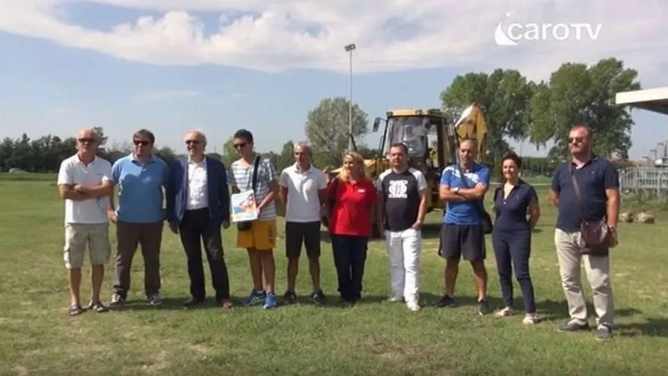 Foto di gruppo dove sorgerà il nuovo centro sportivo di via Platani