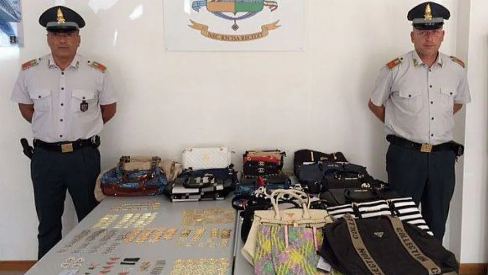 merce contraffatta sequestrata dalla GdF