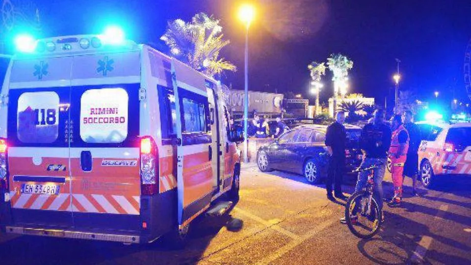 I soccorsi sul lungomare Tintori / Adriapress.
