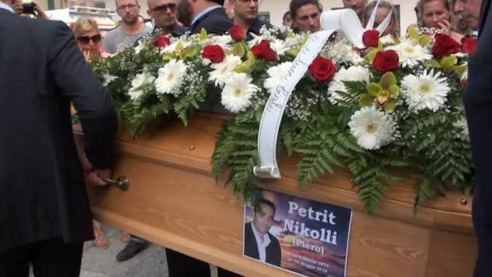 l’uscita dal funerale
