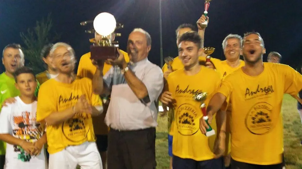 Don Tarcisio Tamburini consegna il Trofeo ai Gialli