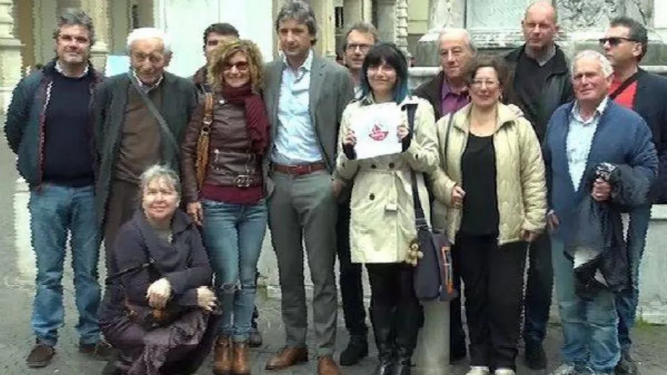 foto di gruppo col sindaco per i candidati di Sinistra per Rimini