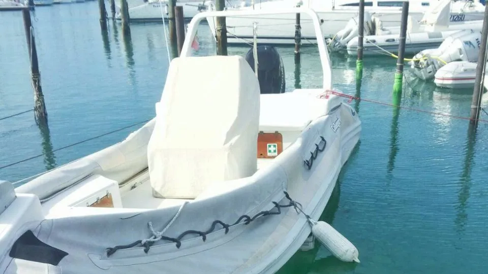 il gommone colpito
