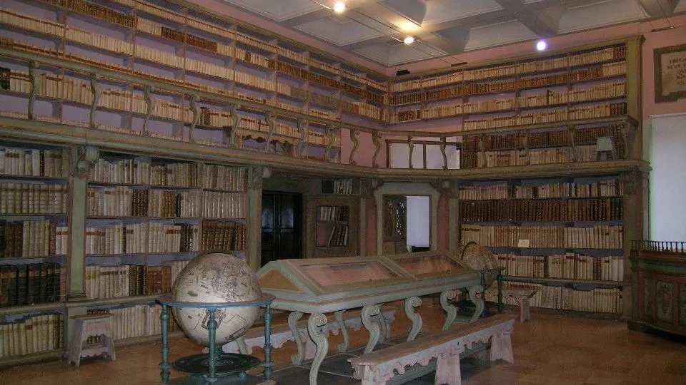 la sala settecentesca della biblioteca gambalunga

