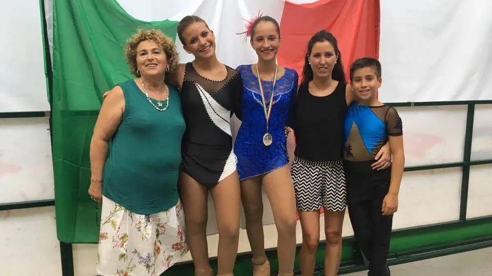 Da sinistra: la presidente Gigliola Mattei, Matilde Migani, Sofia Zanca, l’allenatrice Sofia Arnold e Luca Tamburini