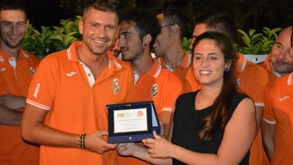 Il sindaco di Santarcangelo, Alice Parma, premia il presidente dell’Athletic, Fabio Cameli, al Premio Sport Valmarecchia 2016