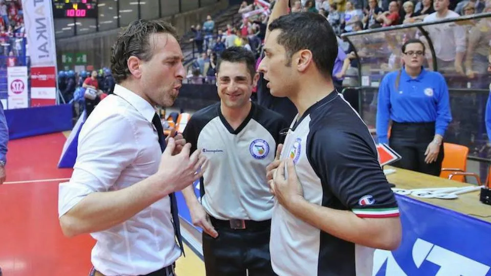 Il gm della NTS, Matteo Peppucci, parla con gli arbitri