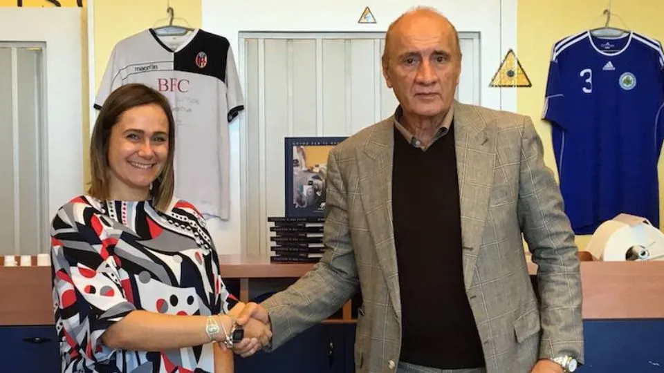 La stretta di mano tra Sara Mattioli e Luciano Capicchioni