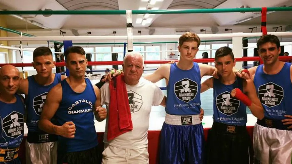 Castaldo insieme agli atleti della Boxe Biagini Rimini e al maestro Alberto Biagini