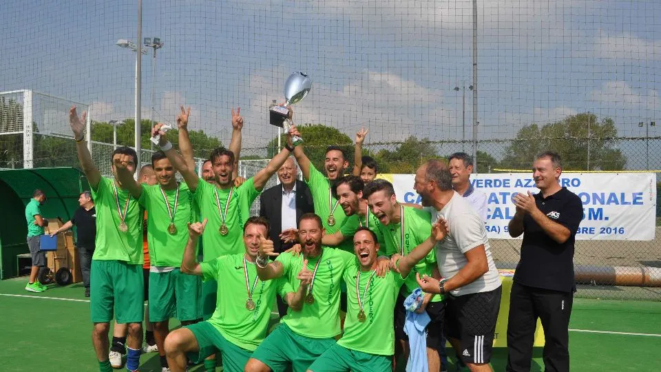La squadra riminese alza la coppa