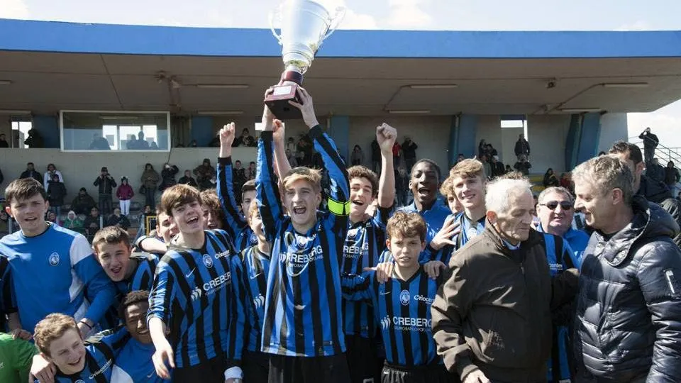 L’Atalanta solleva il trofeo 2015