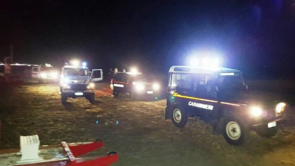 i carabinieri sulla spiaggia (repertorio)