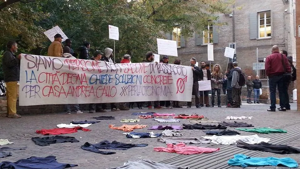 una manifestazione per Casa don Gallo