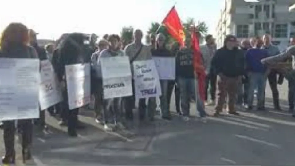 Le proteste dell’autunno 2014 davanti alla sede, il palazzo di vetro sulla Statale in zona Befane 
