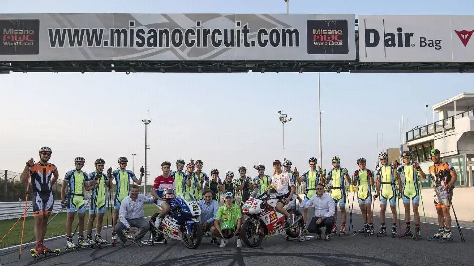 Il gruppo degli sciatori insieme ai piloti e (da sinistra)  Simone Folgori (responsabile del CIV), Andrea Albani (managing director MWC) e Luca Colaiacovo (presidente Santa Monica SpA)
