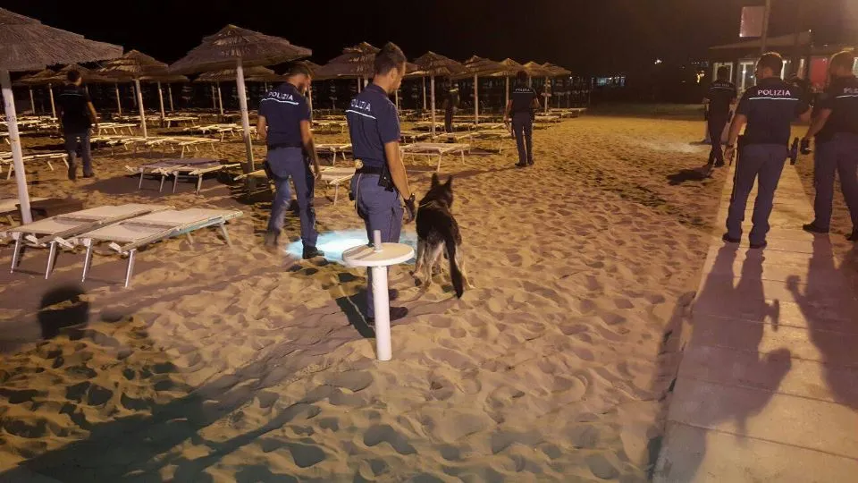 i controlli della polizia con i cani sull’arenile 
