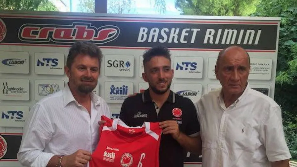 Moreno Maresi, Luca Pesaresi con la maglia e Luciano Capicchioni